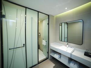 咸阳尚客优品咸阳人民路中心广场酒店的一间带水槽和镜子的浴室