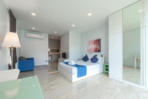 卡塔海滩3-Story Pool Villa Katazhang UTK B3 just 7 min walk to Kata Beach的一间卧室设有一张床和一间客厅。