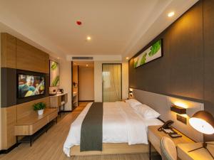 宜昌尚客优品宜昌三峡机场酒店的酒店客房设有一张大床和一台电视。