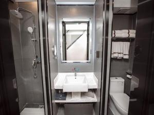 哈密尚客优品哈密皇后天街酒店的一间带水槽和淋浴的小浴室
