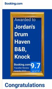 诺克Jordan's Drum Haven B&B, Knock的蓝色背景上一个框架符号的照片