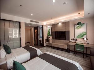 哈密尚客优品哈密皇后天街酒店的酒店客房配有两张床和一张书桌