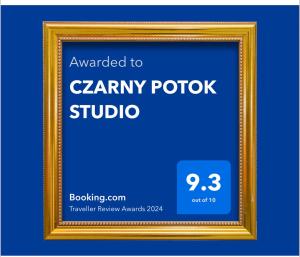 克雷尼察CZARNY POTOK STUDIO的画框,文字被授予服装袋工作室