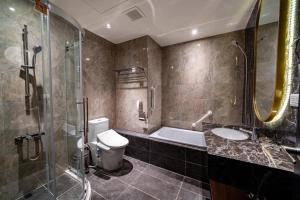 高雄高雄圆山大饭店的浴室配有卫生间、盥洗盆和淋浴。