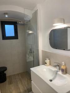 多尔切阿夸Vicolo Rosso 2的浴室配有盥洗盆和带镜子的淋浴