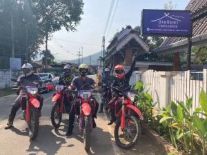 Ban Hua Nam Mae SakutPimpa House的一群骑摩托车的人在街上骑着摩托车
