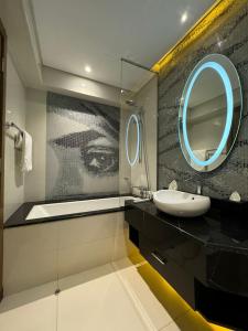 利雅德4Leisure Suites DAMAC Esclusiva Towers的一间带水槽和镜子的浴室