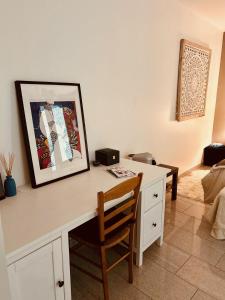 HesperangeHesp Guest House的一张桌子,一张照片和一把椅子放在房间里