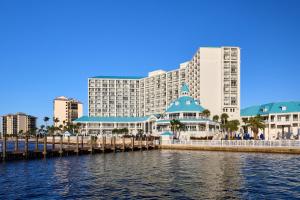 迈尔斯堡Marriott Sanibel Harbour Resort & Spa的享有水景和建筑景观