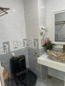 河内Nhà Nghỉ Huyền Anh的一间带卫生间、水槽和镜子的浴室