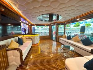 迪拜Overnight Super Yacht - Orchid的船上的客厅配有沙发和桌子