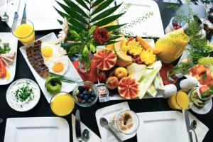 萨尔茨堡Das Edlinger的一张桌子,上面有早餐食品和饮料