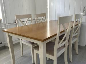 康斯坦茨Blum Ferienwohnung的一张四把椅子周围的木桌