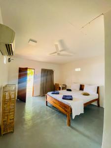 阿鲁甘湾Ocean Vibe Srilanka的一间卧室,卧室内配有一张大床
