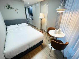 首尔INN-The City MyeongDong的小房间设有一张床和一张桌子