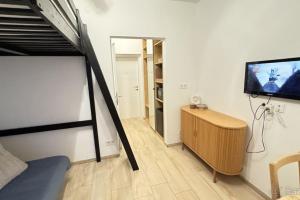萨尔巴赫Cozy studio in Hinterglemm的一间卧室设有一张双层床、电视和镜子