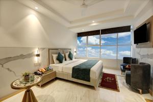 新德里Hotel International Inn - Near Delhi Airport的酒店客房设有床和窗户。