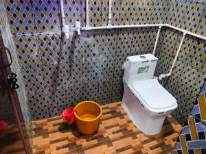 马图拉Annu Bhai sewa sadan的一间带卫生间和桶的小浴室