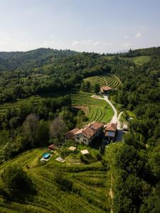 PeregoAgriturismo La Costa - Casa Vacanze的绿色田野中房屋的空中景观