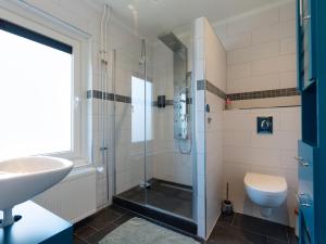 奥德多普Familiekamer B&B Gezond Aan Zee, 3 persoons, meerprijs voor wellness的带淋浴、卫生间和盥洗盆的浴室