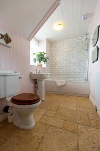 比德内尔Church Cottage的一间带卫生间和水槽的浴室
