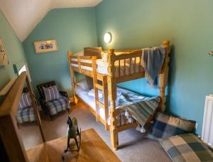 比德内尔Church Cottage的一间客房内配有两张双层床的房间