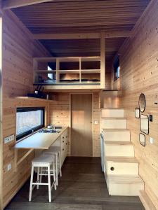 马特劳森蒂姆赖POP Tiny House Mátra的小屋内的厨房设有水槽和楼梯