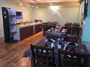 拉冲Keerong Cottages Lachung的一间带桌椅和柜台的餐厅