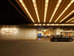 名古屋名古屋观光酒店 的停在大楼前的灯