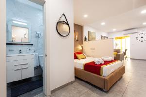 圣朱利安斯Modern & Lovely Studio - Prime location的一间卧室设有一张床和一间浴室。