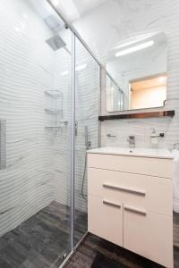 圣朱利安斯Modern & Lovely Studio - Prime location的一间带水槽和淋浴的浴室