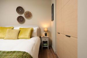 马姆斯伯里Stylish Flat With Sofa Bed in Malmesbury!的一间卧室配有一张床和一张带台灯的桌子