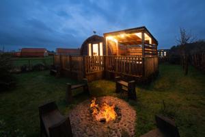 GlenluceLuxurious Family Pod with Garden and Hot tub - The Stag Hoose by Get Better Getaways的庭院内带火坑的凉亭