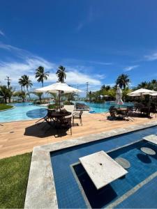 Blue Beach pé na areia, Resort e praia内部或周边的泳池