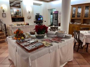 圣维托-迪卡多雷Hotel Albergo Dolomiti的餐厅的餐桌上放着食物