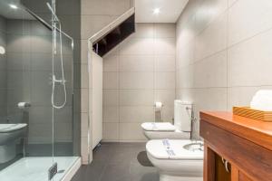 马德里Modern- 2Bd 2Bth - Ópera的浴室设有2个卫生间和玻璃淋浴间。
