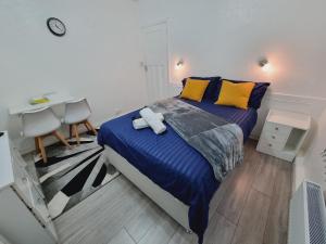 利兹Luxury double bed with Private Bathroom, NETFLIX, work space and WiFi的一间卧室配有一张床、一张桌子和一张书桌