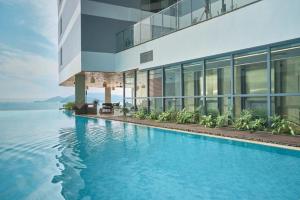 芽庄Panorama Nha Trang Ocean view by HDG的一座大型建筑,在水边设有游泳池