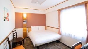 旭川Toyoko Inn Hokkaido Asahikawa Ekimae Ichijo dori的小房间设有床和窗户