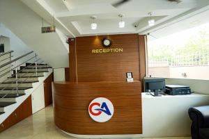 坎努尔Gateway Airport Hotel的带有登记标志的前台门的办公室