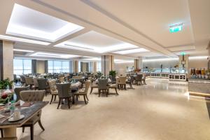 麦地那View Al Madinah Hotel的大楼内带桌椅的餐厅