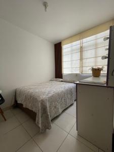 皮乌拉Dpto. contemporáneo y acogedor的一间卧室设有一张床和一个窗口
