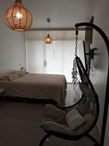 皮乌拉Dpto. contemporáneo y acogedor的一间带秋千椅和床的房间