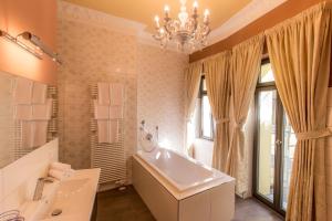 奥博格吉安卡洛大酒店的一间浴室