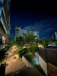 宿务Arlowes Cebu at 20f Grand Residences Cebu的享有夜间城市景观和建筑