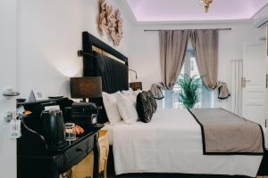 罗马Imperial Rhome Guest House的卧室配有白色的床和电视。