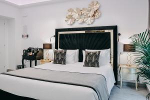 罗马Imperial Rhome Guest House的卧室配有一张带白色床单和枕头的大床。