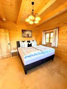 于贝尔塞Ferienhaus Seerose的木制客房内的一间卧室,配有一张床