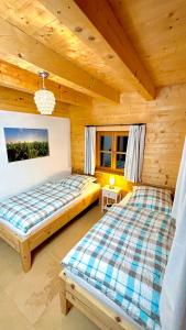 于贝尔塞Ferienhaus Seerose的小木屋内一间卧室,配有两张床