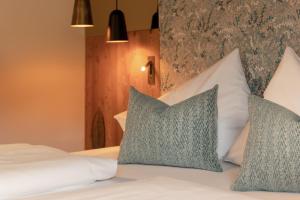格伦索嫩霍夫酒店的一间卧室配有带2个枕头的床